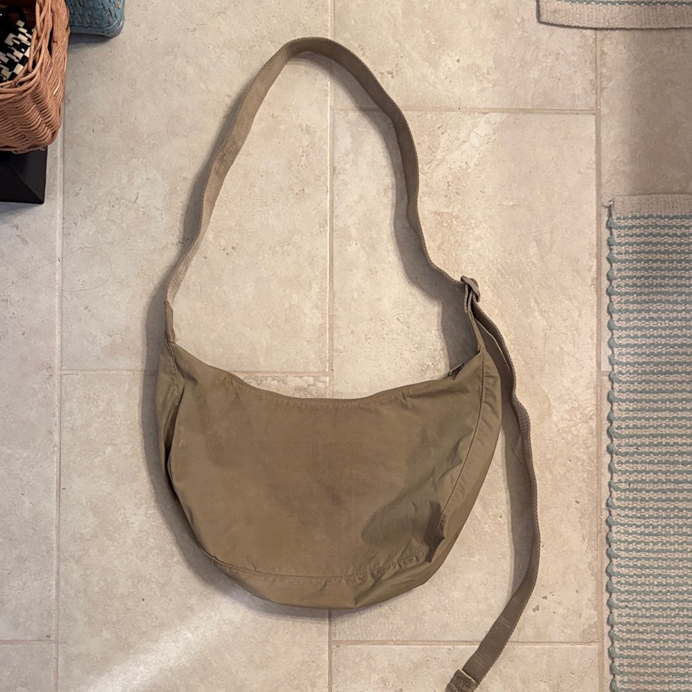 BAGGU Medium Nylon Crescent Bag
